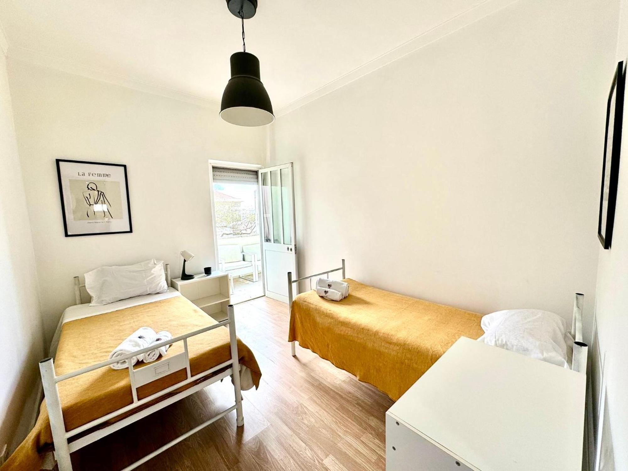 Almada Big Flat Next To Lisbon And Caparica Beach Экстерьер фото