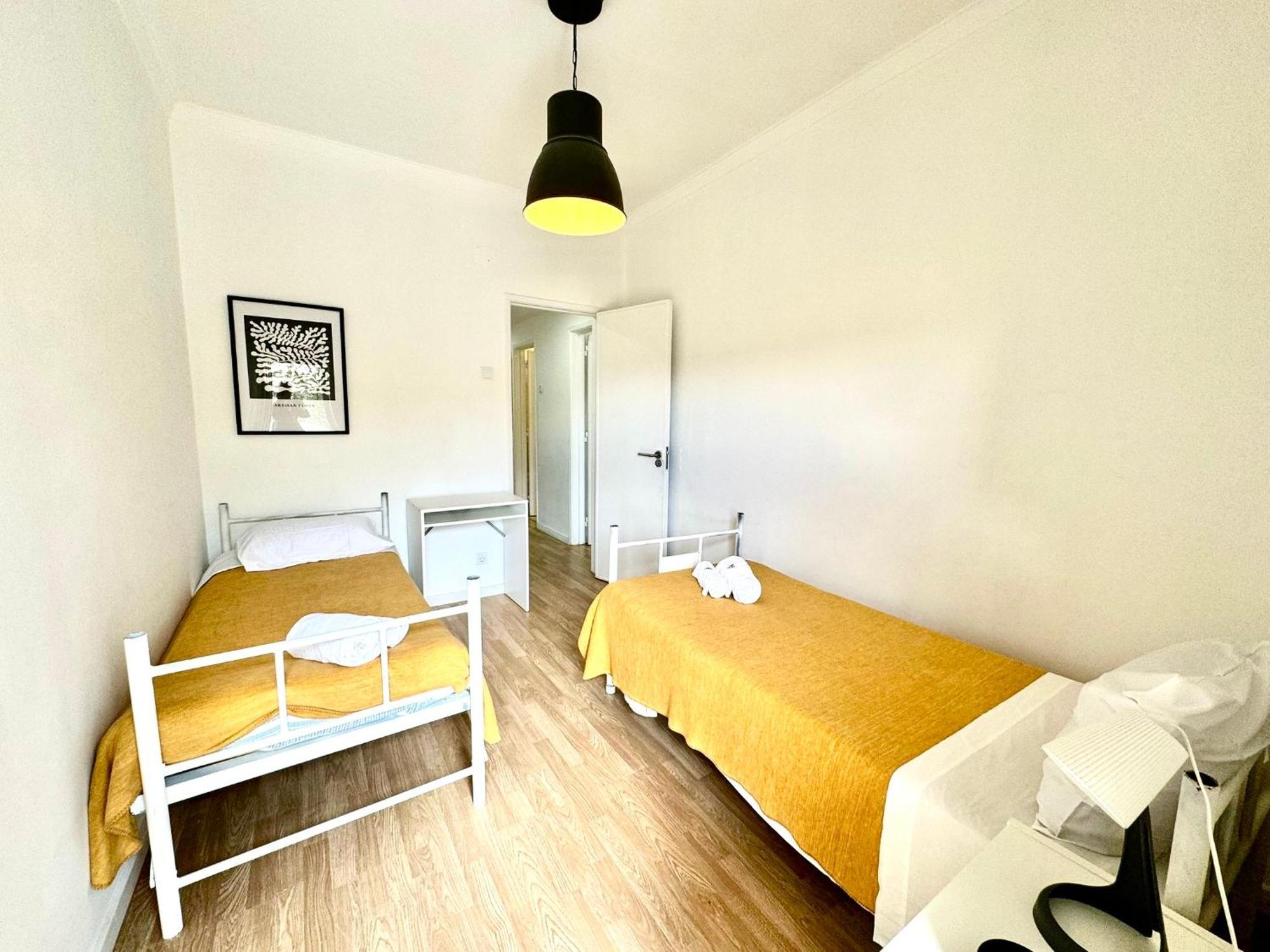 Almada Big Flat Next To Lisbon And Caparica Beach Экстерьер фото